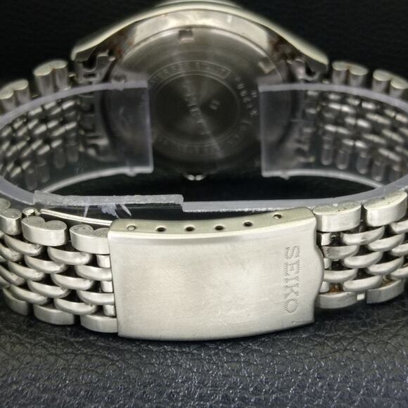 Vintage 1981 Seiko Manual Mens Silver Watch W/daydate & Patina accents - Picture 2 of 9